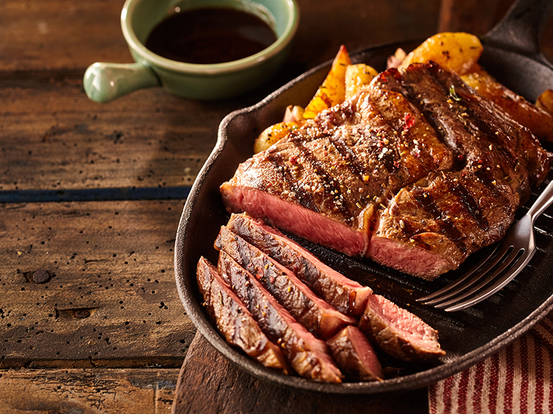 Rib-eye steak with Bearnaise sauce and garlic potatoes